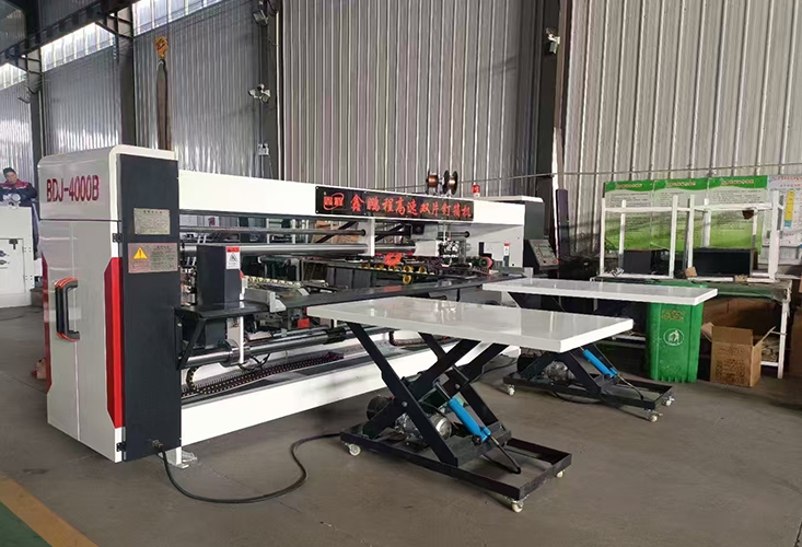 4000型半自动双片钉箱机4000-type semi-aut sheet stapling machine